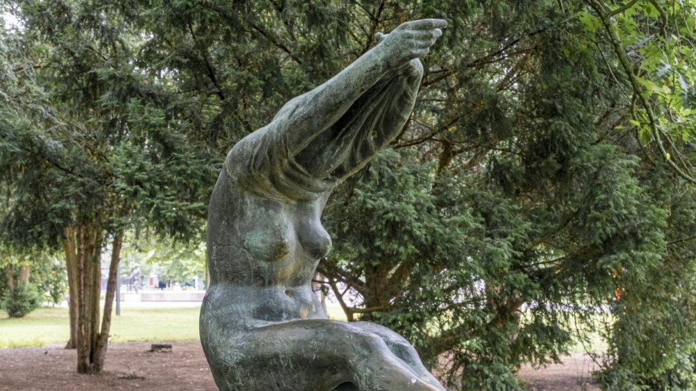 Abbildung 7: Horst Brühmann: Hemdausziehende, 1979. © Landesamt für Denkmalpflege und Archäologie Sachsen-Anhalt, Christoph Liepach.