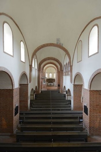 Abbildung 2: Blick in den schmucklosen Innenraum zum Alterbereich. © Landesamt für Denkmalpflege und Archäologie Sachsen-Anhalt, Gunar Preuß.