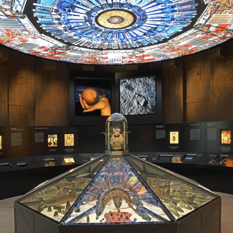 Ausstellungsimpression: das Inventar eines Alchemistenlabors im ehemaligen Wittenberger Franziskanerkloster steht im Zentrum des abschließenden Abschnittes ›Verstandessieg‹. © Landesamt für Denkmalpflege und Archäologie Sachsen-Anhalt, Andrea Hörentrup.