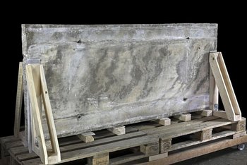 Die vom Steinkasten abgenommene, repräsentative Deckplatte, die von Wiener und Bochumer Spezialisten für die Herkunftsbestimmung antiken Marmors untersucht wurde. © Landesamt für Denkmalpflege und Archäologie Sachsen-Anhalt, Andrea Hörentrup.