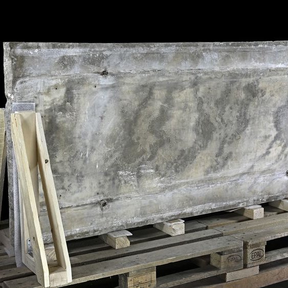 Die vom Steinkasten abgenommene, repräsentative Deckplatte, die von Wiener und Bochumer Spezialisten für die Herkunftsbestimmung antiken Marmors untersucht wurde. © Landesamt für Denkmalpflege und Archäologie Sachsen-Anhalt, Andrea Hörentrup.