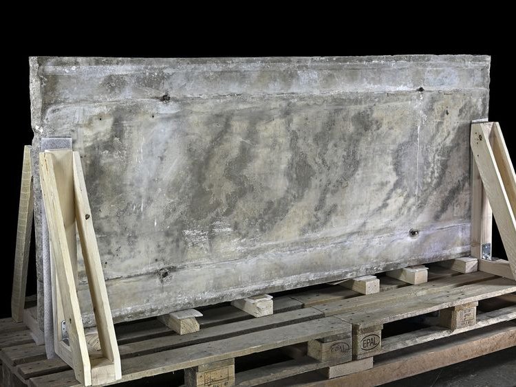 Die vom Steinkasten abgenommene, repräsentative Deckplatte, die von Wiener und Bochumer Spezialisten für die Herkunftsbestimmung antiken Marmors untersucht wurde. © Landesamt für Denkmalpflege und Archäologie Sachsen-Anhalt, Andrea Hörentrup.