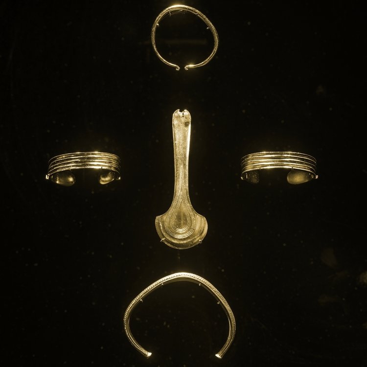 Der neuarrangierte Goldfund von Dieskau (Repliken). © Landesamt für Denkmalpflege und Archäologie Sachsen-Anhalt, Michel Klehm.