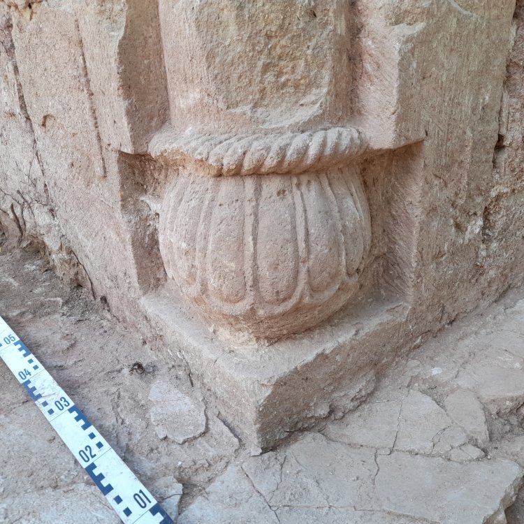 Romanische Säulenbasis in der Hauptapsis der Klosterkirche. © Landesamt für Denkmalpflege und Archäologie Sachsen-Anhalt, Felix Biermann.