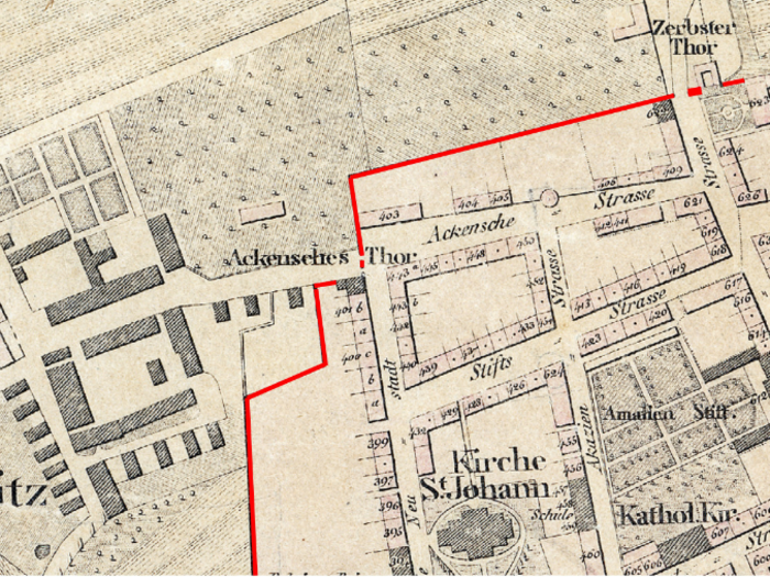 Abbildung 1: Dessau. Ausschnitt aus einem Stadtplan von 1834 mit Verlauf der Akzisemauer (rot) und dem Akenschen Tor. Blick nach Nordwesten. © Stadt Dessau-Roßlau, Stadtarchiv Historisches Archiv, Signatur K2.895. Der Titel des Kartenwerkes lautet: Grundriss der Stadt Dessau mit den Umgebungen, gezeichnet von H.F. Vieth, Bauinspector, 1834.
