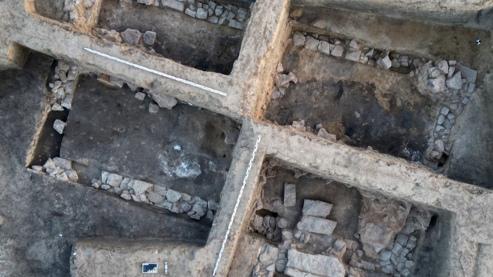 Abbildung 2: Steingebäude des 10. Jahrhunderts im Zentrum der Pfalz Helfta. © Landesamt für Denkmalpflege und Archäologie Sachsen-Anhalt, Johannes Groß.