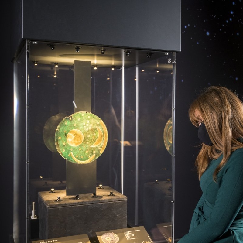 Impression aus der Ausstellung ›The world of Stonehenge‹. © The Trustees of the British Museum.
