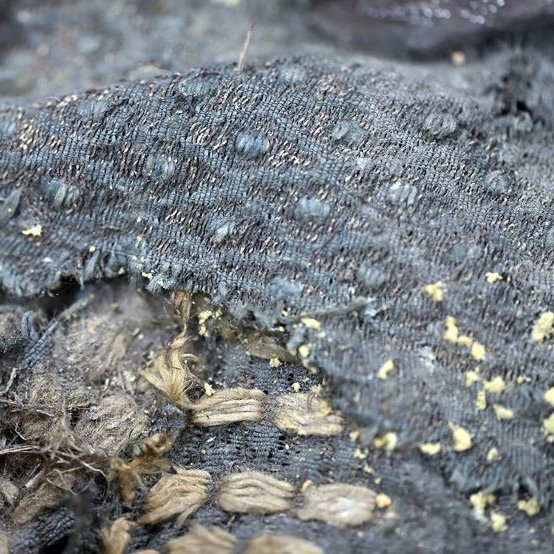 Detail der blau gefärbten Decke mit Silberfäden. © Landesamt für Denkmalpflege und Archäologie Sachsen-Anhalt, Andrea Hörentrup.