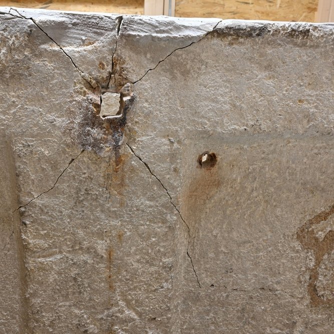 Detail der Sarkophagwand nach Entnahme der Eisenklammer, deren Korrosion die deutlich erkennbaren Risse im Kalkstein verursachten. © Landesamt für Denkmalpflege und Archäologie Sachsen-Anhalt, Claudio Dähnel/Denis Dittrich.