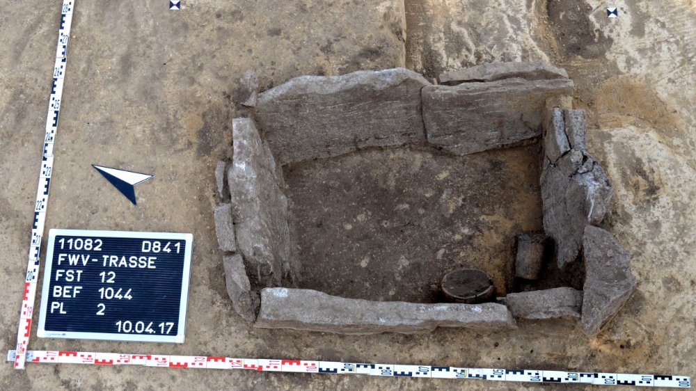 Abbildung 4: In dieser Steinkiste sind nur noch die beiden beigegebenen Gefäße erhalten. Die Knochen des einst hier Bestatteten sind komplett vergangen. © Landesamt für Denkmalpflege und Archäologie Sachsen-Anhalt, Thomas Kubenz.