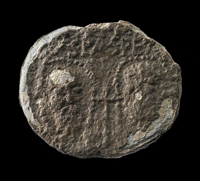 Abbildung 1: Gernrode, Fundplatz 17, Papstsiegel: Vorderseite. © Landesamt für Denkmalpflege und Archäologie Sachsen-Anhalt, Andrea Hörentrup. Abbildung 1: Gernrode, Fundplatz 17, Papstsiegel: Vorderseite. © Landesamt für Denkmalpflege und Archäologie Sachsen-Anhalt, Andrea Hörentrup.