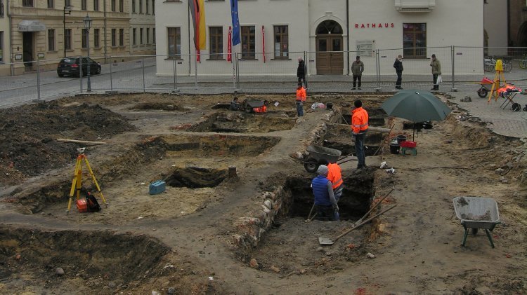 Überblick über das Grabungsareal im April 2016 vor dem Rathaus der Hansestadt Stendal. © Landesamt für Denkmalpflege und Archäologie Sachsen-Anhalt, Manfred Böhme.