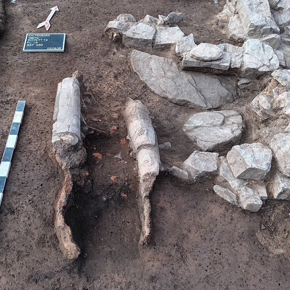 Die Wandung eines Buntmetall-Schmelzofens im Wirtschaftshof des Klosters wurde mit Dachziegeln des ›Mönch-Nonne‹-Typs verstärkt. © Landesamt für Denkmalpflege und Archäologie Sachsen-Anhalt, Felix Biermann.