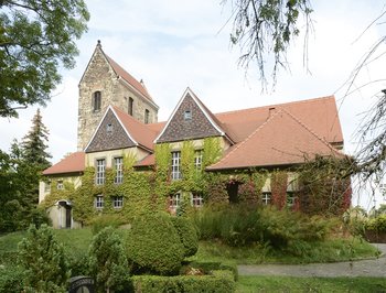 Abbildung 3: Außenansicht der Kirche St. Briccius mit dem spätromanischen Kirchturm in Trotha (Halle). © Landesamt für Denkmalpflege und Archäologie Sachsen-Anhalt, Gunar Preuß. 