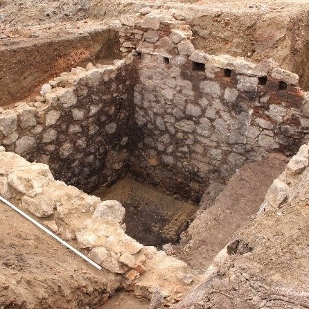 Schloss Pouch. Feldsteinfundament im Burggraben, aufgedeckt unter den Verfüllschichten. © Landesamt für Denkmalpflege und Archäologie Sachsen-Anhalt, Ulf Petzschmann.