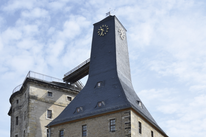 Abbildung 1: Der Borlachturm mit seiner auffälligen Dachkonstruktion. © Landesamt für Denkmalpflege und Archäologie Sachsen-Anhalt, Andreas Ohse. 