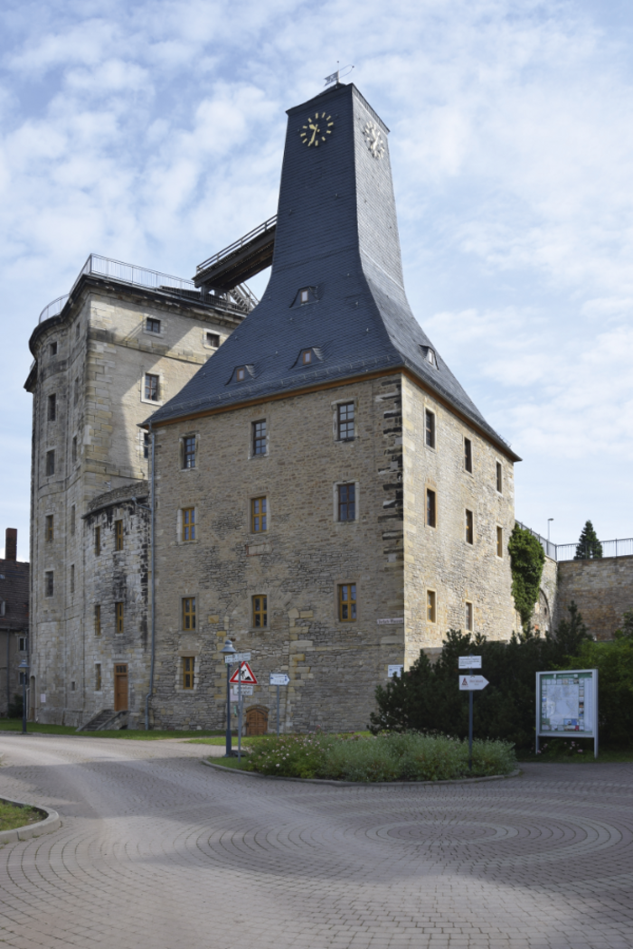 Abbildung 1: Der Borlachturm mit seiner auffälligen Dachkonstruktion. © Landesamt für Denkmalpflege und Archäologie Sachsen-Anhalt, Andreas Ohse. 