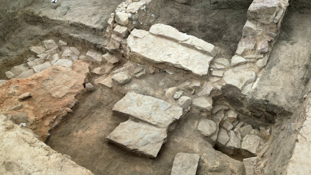 Abbildung 3: Eingangsbereich mit Treppe des Gebäudes aus dem 10. Jahrhundert. © Landesamt für Denkmalpflege und Archäologie Sachsen-Anhalt, Johannes Groß.