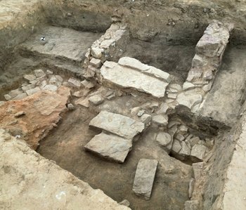 Eingangsbereich mit Treppe des Gebäudes aus dem 10. Jahrhundert. © Landesamt für Denkmalpflege und Archäologie Sachsen-Anhalt, Johannes Groß.