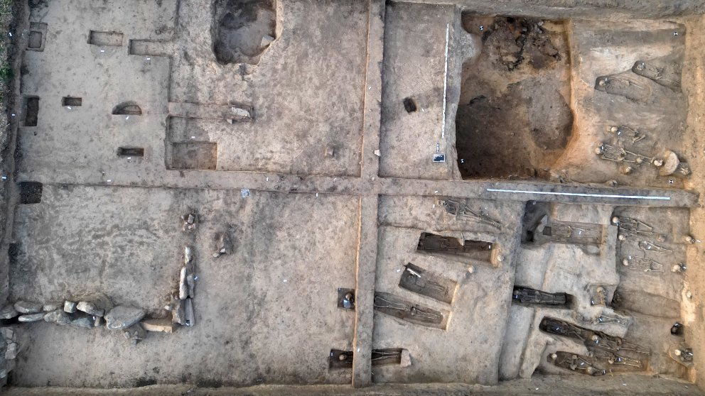 Abbildung 4: Das Luftbild zeigt einen Teil des Friedhofs der Radegundiskirche sowie einen Teil des Palatiums aus dem 10. Jahrhundert. © Landesamt für Denkmalpflege und Archäologie Sachsen-Anhalt, Johannes Groß.