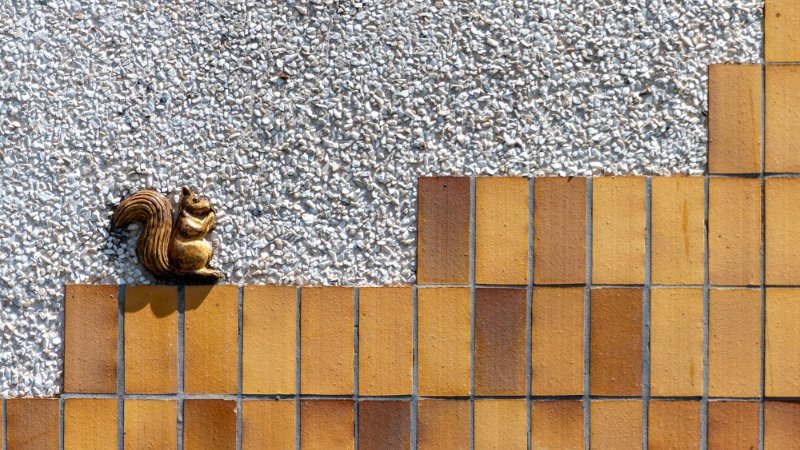 Abbildung 10: Lothar Hager: Giebelgestaltung Linde und Tiere (Detail), 1987. © Landesamt für Denkmalpflege und Archäologie Sachsen-Anhalt, Christoph Liepach.