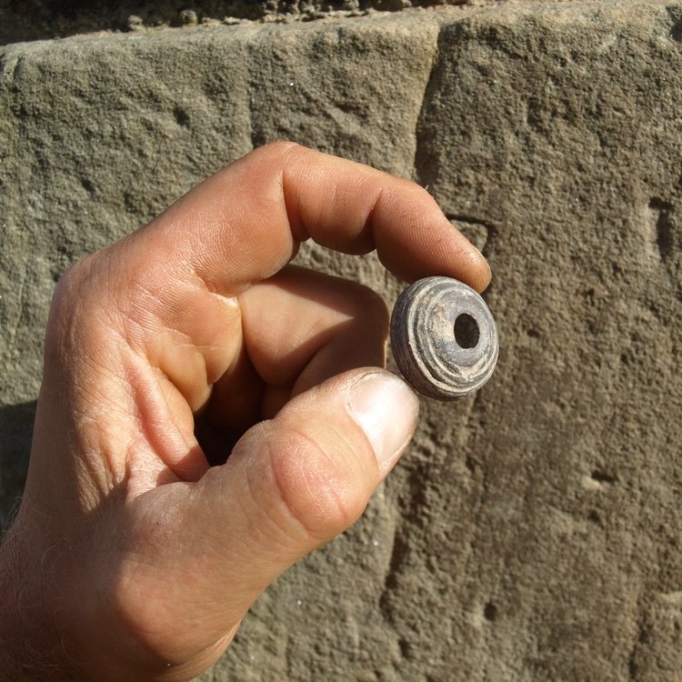 Unter den Kleinfunden von der Ausgrabung im Inneren der ehemaligen ›langen Scheune‹ ist auch dieser Spinnwirtel. © Landesamt für Denkmalpflege und Archäologie Sachsen-Anhalt, Holger Grönwald.