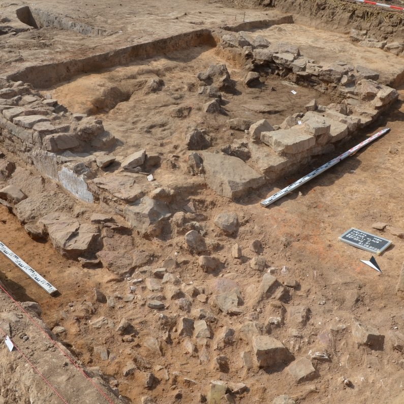 Es wurden mehrere Eingänge des Helftaer Palatiums dokumentiert. Über die Jahrhunderte hinweg erhielt sich an mehreren Stellen sogar der Wandverputz. © Landesamt für Denkmalpflege und Archäologie Sachsen-Anhalt, Felix Biermann.