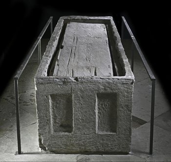 Der Sarkophag nach Abnahme der Marmordeckplatte und mit geschlossenem Holzsarg. © Landesamt für Denkmalpflege und Archäologie Sachsen-Anhalt, Andrea Hörentrup.