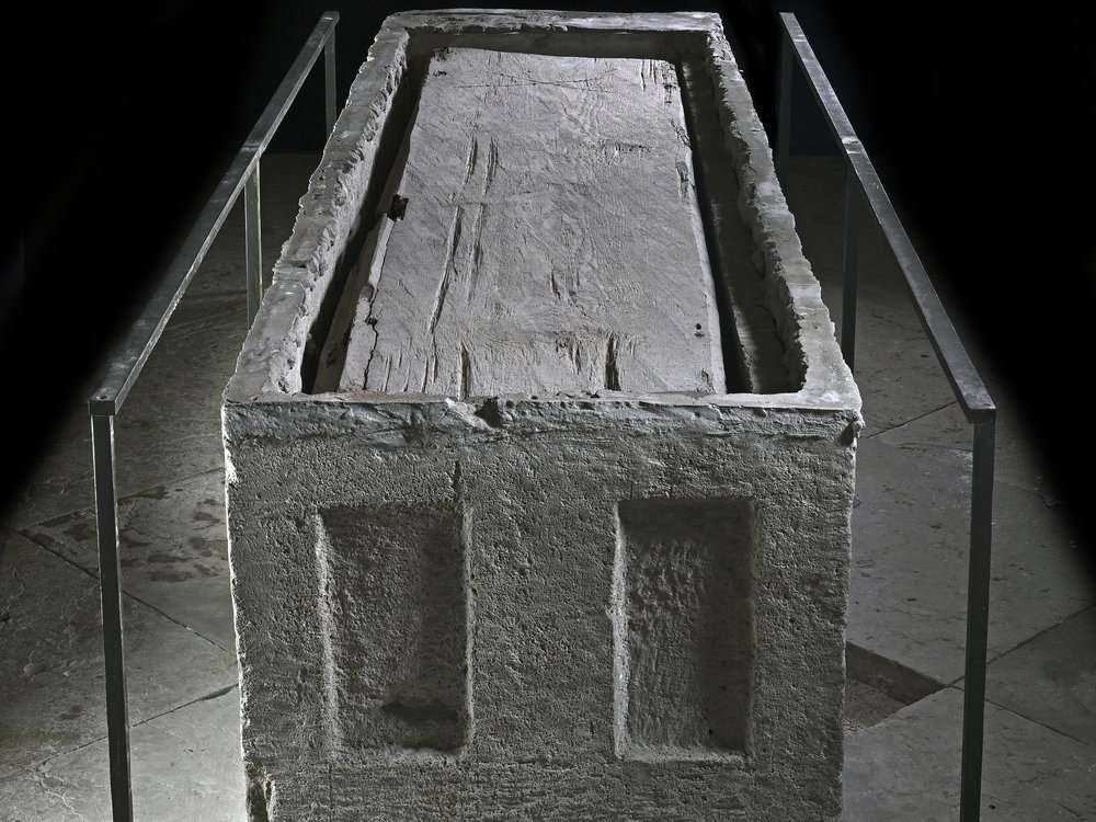 Der Sarkophag nach Abnahme der Marmordeckplatte und mit geschlossenem Holzsarg. © Landesamt für Denkmalpflege und Archäologie Sachsen-Anhalt, Andrea Hörentrup.