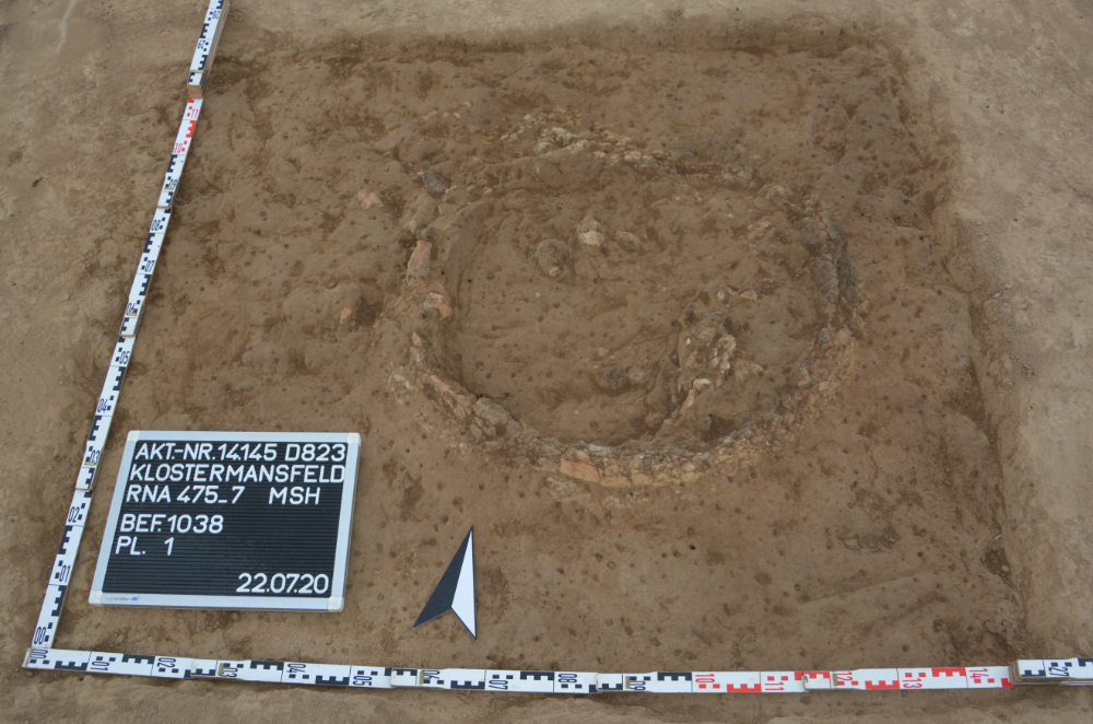 Abbildung 7: Verhüttungsofen mit den Resten der aufgehenden Wandung, die mehrfach erneuert wurde © Landesamt für Denkmalpflege und Archäologie Sachsen-Anhalt, Alexander Heckendorff.