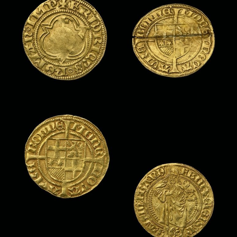 Vier Goldmünzen aus Kloster Himmelpforte. Die Gulden wurden Ende des 15. Jahrhunderts in Frankfurt am Main, Nürnberg und Bonn geprägt. © Landesamt für Denkmalpflege und Archäologie Sachsen-Anhalt, Juraj Lipták.