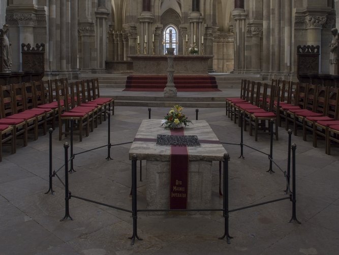 Der Sarkophag Ottos des Großen im Chorraum des Magdeburger Doms. © Kulturstiftung Sachsen-Anhalt, Christoph Jann.