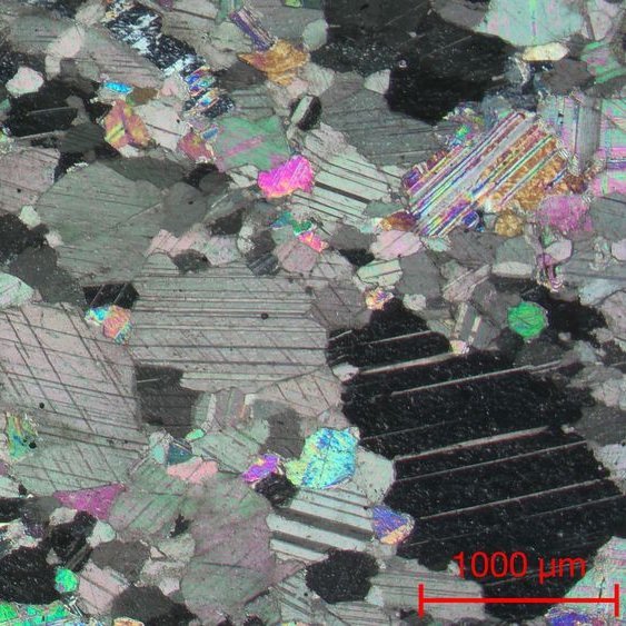 Mikroskopische Aufnahme der Marmorprobe aus dem weißen Bereich der Grabplatte im Polarisationsmikroskop, mit dem charakteristischen, ungleichkörnigen ›Mörtel‹-Gefüge des prokonnesischen Marmors. © Institut für Archäologische Wissenschaften der Ruhr-Universität Bochum, Vilma Ruppiene.
