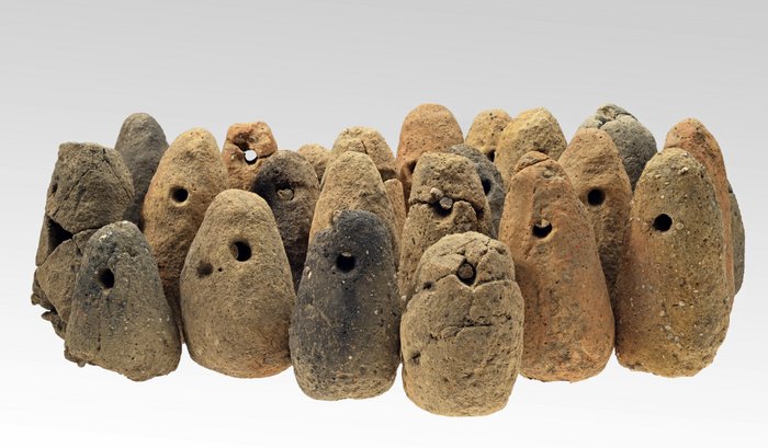 Abbildung 6: Die Siedlungsgrube aus Pretzsch (Landkreis Wittenberg) enthielt ein Ensemble von Webgewichten, die von unterschiedlichen Gewichtssätzen stammen. Es kommen kegel- und pyramidenstumpfförmige Gewichte unterschiedlicher Dimensionen vor. Einige sind an der Spitze getupft. © Landesamt für Denkmalpflege und Archäologie Sachsen-Anhalt, Andrea Hörentrup.