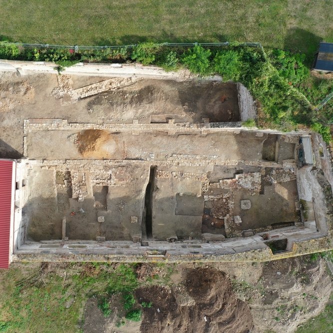 Drohnenaufnahme: Aufsicht der ehemaligen ›langen Scheune‹ mit freigelegten mittelalterlichen Baustrukturen. © Landesamt für Denkmalpflege und Archäologie Sachsen-Anhalt, Matthias Zirm.