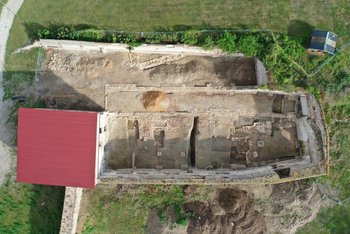 Drohnenaufnahme: Aufsicht der ehemaligen ›langen Scheune‹ mit freigelegten mittelalterlichen Baustrukturen. © Landesamt für Denkmalpflege und Archäologie Sachsen-Anhalt, Matthias Zirm.