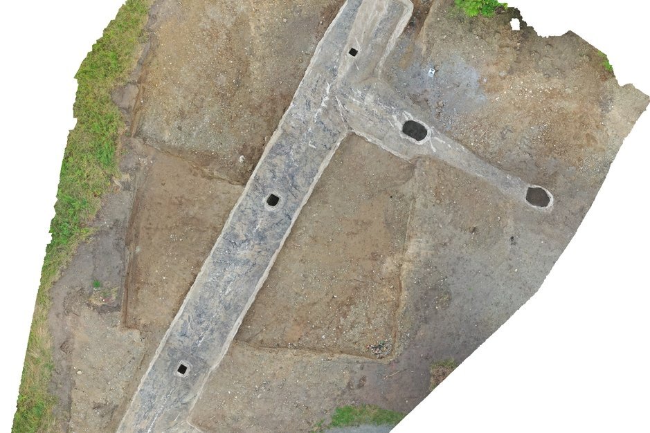Das Ortholuftbild zeigt den Verlauf des Südwest-Nordost ausgerichteten Deckungsgrabens. © Landesamt für Denkmalpflege und Archäologie Sachsen-Anhalt, Olaf Schröder.