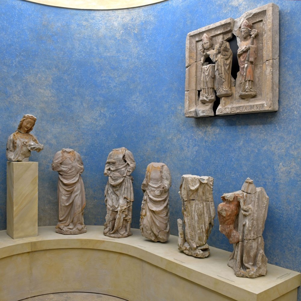 Ausstellungsimpression: die Skulpturen vom Magdeburger Gouvernementsberg im Abschnitt ›Gottesherrschaft‹. © Landesamt für Denkmalpflege und Archäologie Sachsen-Anhalt, Andrea Hörentrup.