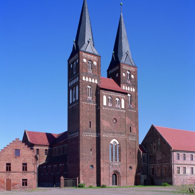 Jerichow, ehemaliges Prämonstratenserstift. Stiftskirche mit dem westlichen Turmpaar, Blick von Nordwesten. © Landesamt für Denkmalpflege und Archäologie Sachsen-Anhalt, Reinhard Ulbrich.