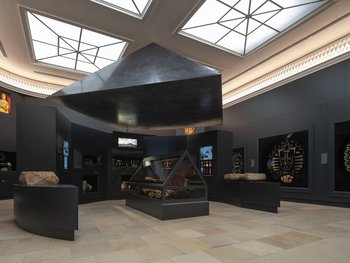 Blick in den neugestalteten Ausstellungsbereich ›Bronzerausch‹. © Landesamt für Denkmalpflege und Archäologie Sachsen-Anhalt, Michel Klehm.