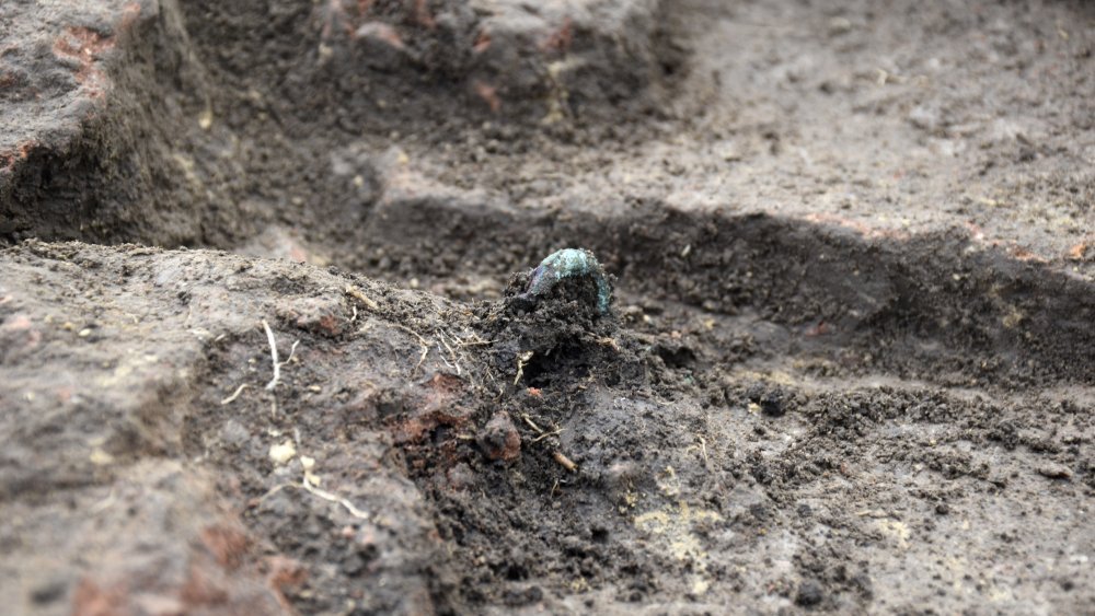 Abbildung 7: Ein Bronzering, welcher unter den verlagerten Steinen im Bereich der Störung von Befund 6005 gefunden wurde, gehörte wohl ebenfalls zum ursprünglichen Grabinventar. Sein Durchmesser beträgt 2,7 Zentimeter. © Landesamt für Denkmalpflege und Archäologie Sachsen-Anhalt, Jonathan Schulz.