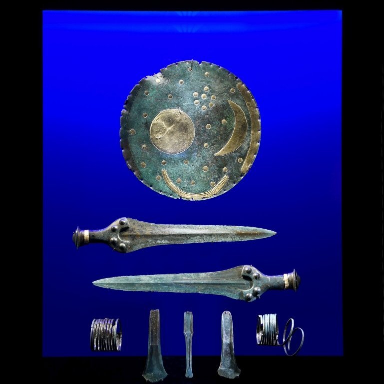 Ausstellungsimpression: der Hortfund mit der Himmelsscheibe von Nebra. © Landesamt für Denkmalpflege und Archäologie Sachsen-Anhalt, Andrea Hörentrup.