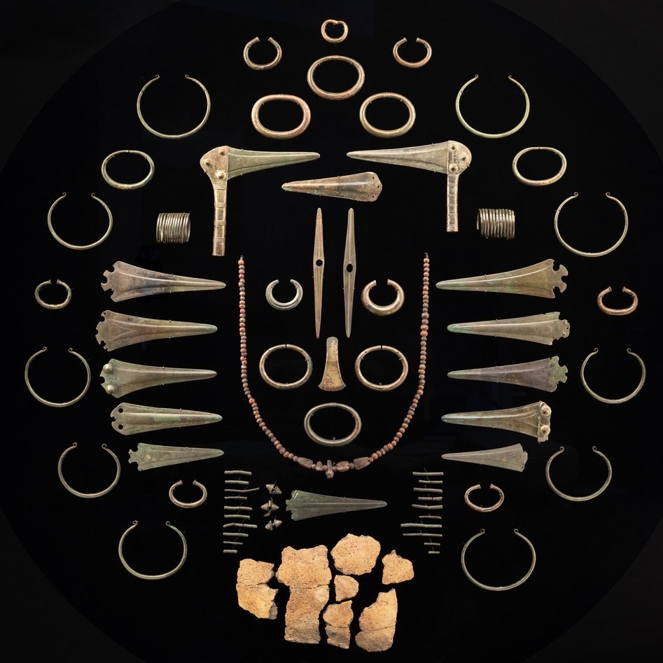 Der neuarrangierte Hortfund von Dieskau II. © Landesamt für Denkmalpflege und Archäologie Sachsen-Anhalt, Michel Klehm.