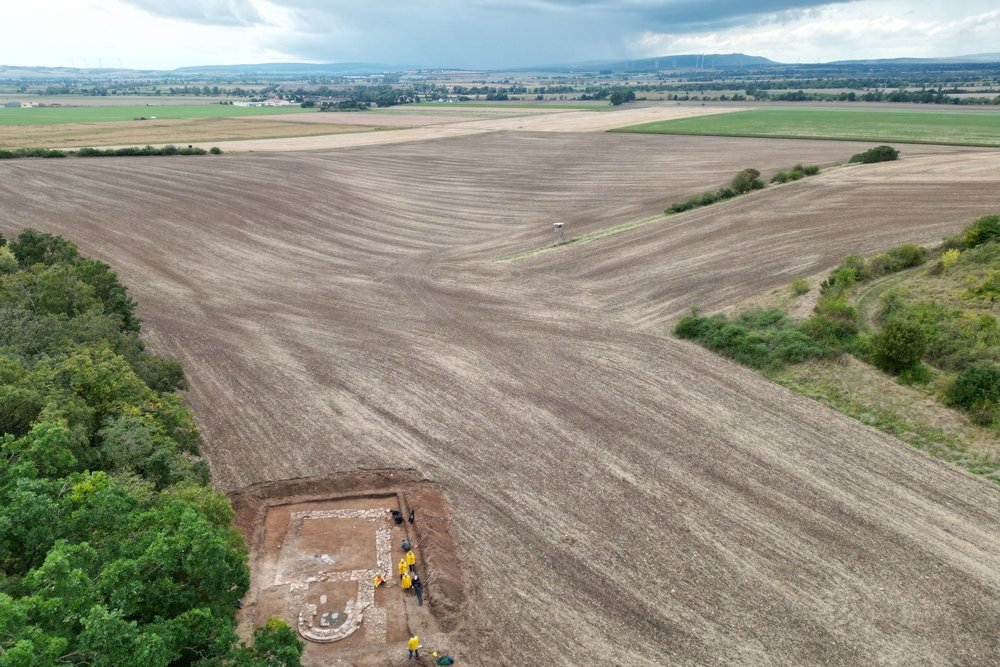 Die wiederentdeckten Überreste der Mallerbacher Kapelle bei Allstedt von Osten gesehen, mit dem Kyffhäuser im Hintergrund. © Landesamt für Denkmalpflege und Archäologie Sachsen-Anhalt, Robert Prust.