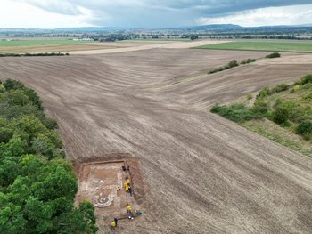 Die wiederentdeckten Überreste der Mallerbacher Kapelle bei Allstedt von Osten gesehen, mit dem Kyffhäuser im Hintergrund. © Landesamt für Denkmalpflege und Archäologie Sachsen-Anhalt, Robert Prust.