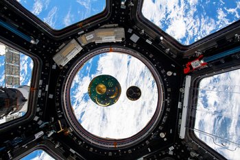 Die Kopie der Himmelsscheibe von Nebra an Bord der ISS. © NASA/ESA-M.Maurer.