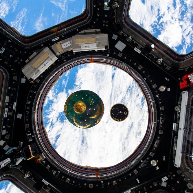 Die Kopie der Himmelsscheibe von Nebra an Bord der ISS. © NASA/ESA-M.Maurer.