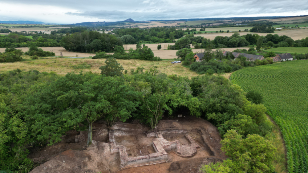Abbildung 1: Ausgrabungen am Chorherrenstift Kaltenborn 2023, Luftaufnahme von Osten. Vorn der freigelegte Ostabschluss der Kirche. © Landesamt für Denkmalpflege und Archäologie Sachsen-Anhalt, R. Prust.