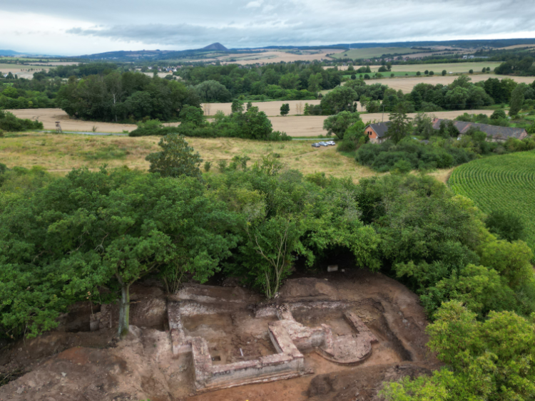 Abbildung 1: Ausgrabungen am Chorherrenstift Kaltenborn 2023, Luftaufnahme von Osten. Vorn der freigelegte Ostabschluss der Kirche © Landesamt für Denkmalpflege und Archäologie Sachsen-Anhalt, R. Prust.