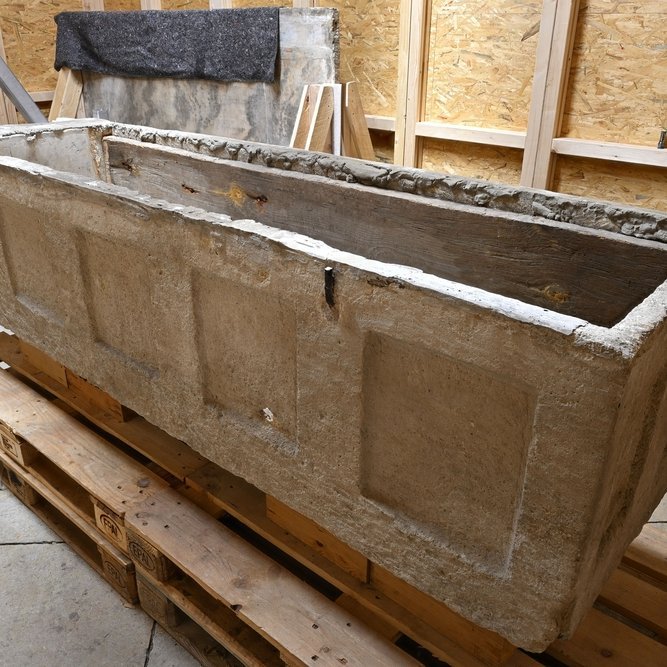 Der Sarkophag Ottos des Großen in der eigens errichteten zweiten Einhausung. © Landesamt für Denkmalpflege und Archäologie Sachsen-Anhalt, Claudio Dähnel/Denis Dittrich.
